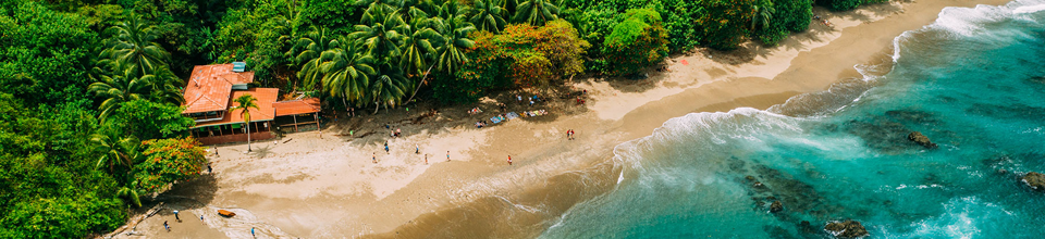 Destino tropical con una playa de arena y mar turquesa.